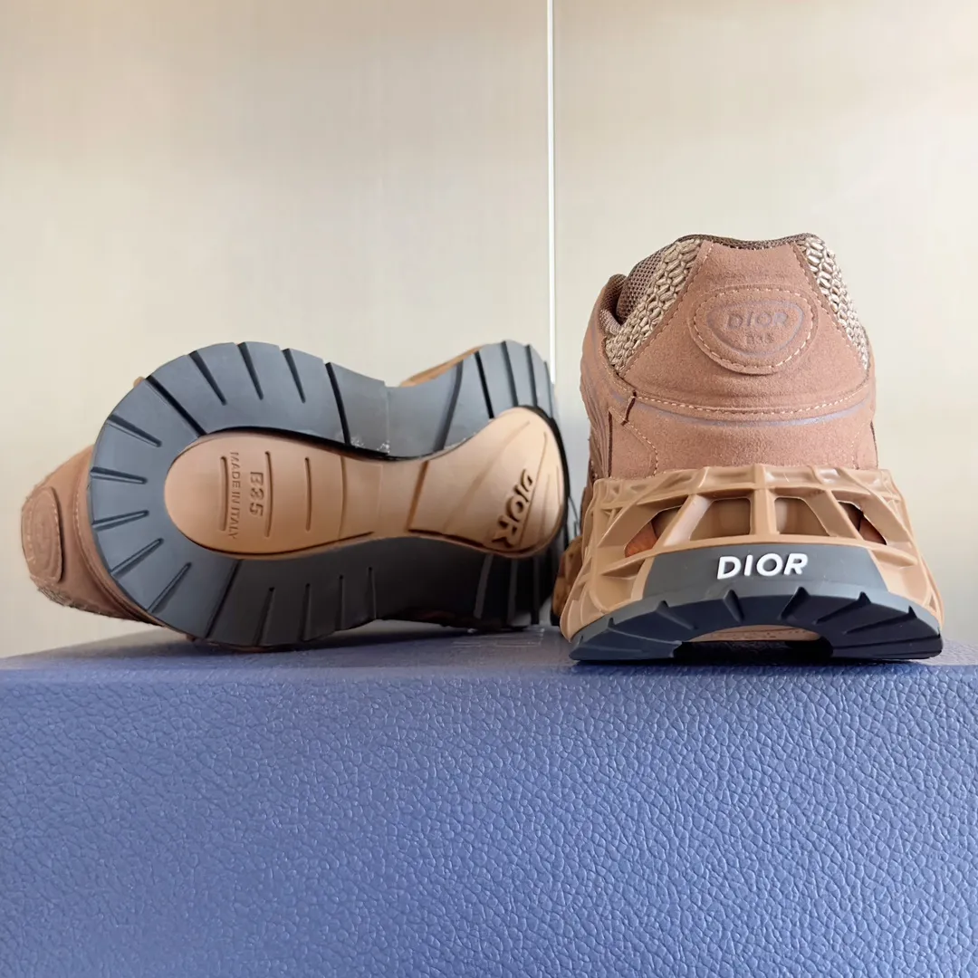 【DIOR】P:800💰 Men's 39-44. (Male 45.46 custom-made) Dior kawa Dior joint 2025ss casual sports shoes‼ ️ Reinterpret running shoes with dior’s haute couture style. b35 is made of fine-textured leather and mesh fabric materials. It can be worn in all seasons, is comfortable and breathable, and has many lines on the shoe body to outline details. It has a full retro three-dimensional feel and can create a casual look all year round!